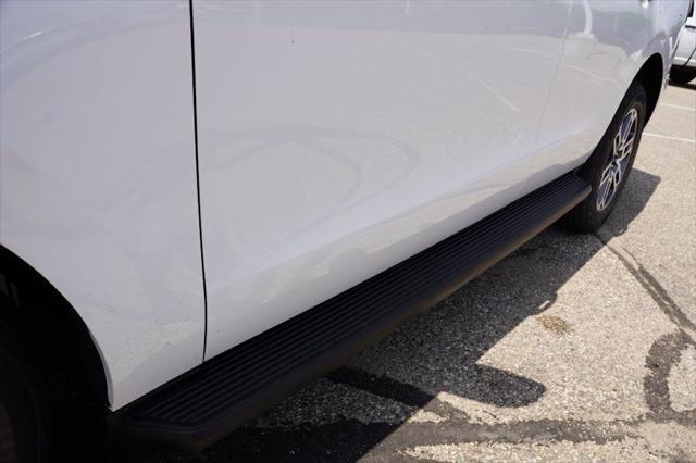 Photo of 2025 Oxford White Ford Expedition