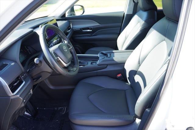 Photo of 2024 Wind Chill Pearl Toyota Grand Highlander