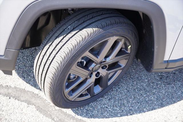 Photo of 2025 Silver Zynith Metallic Clearcoat Jeep Compass