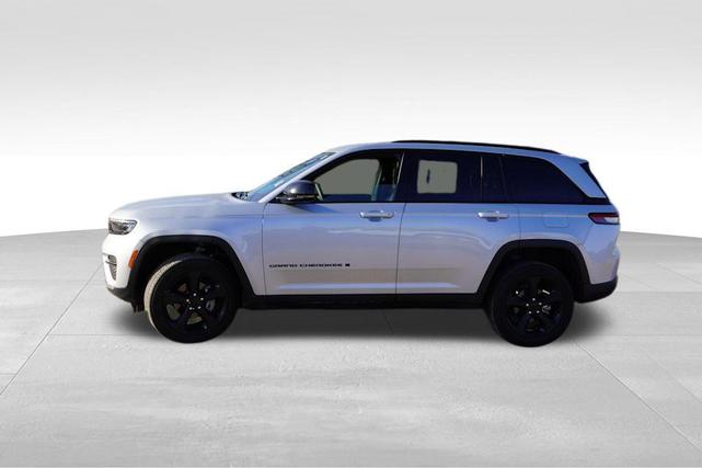 Photo of 2024 Silver Zynith Jeep Grand Cherokee