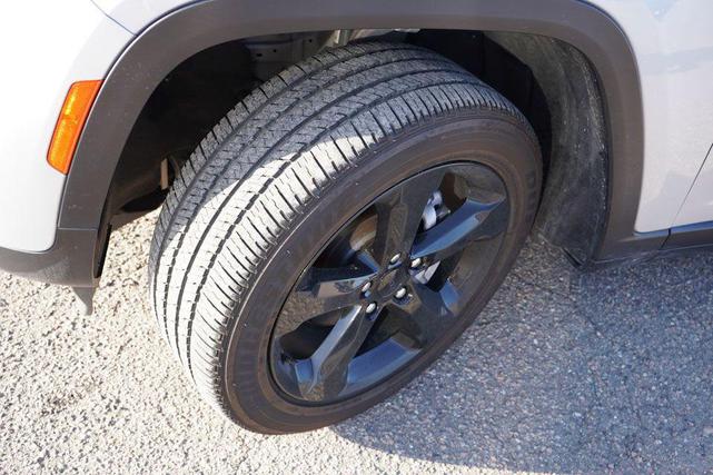 Photo of 2024 Silver Zynith Jeep Grand Cherokee