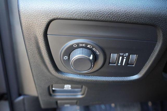 Photo of 2024 Silver Zynith Jeep Grand Cherokee