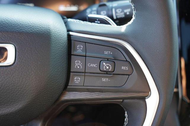 Photo of 2024 Silver Zynith Jeep Grand Cherokee