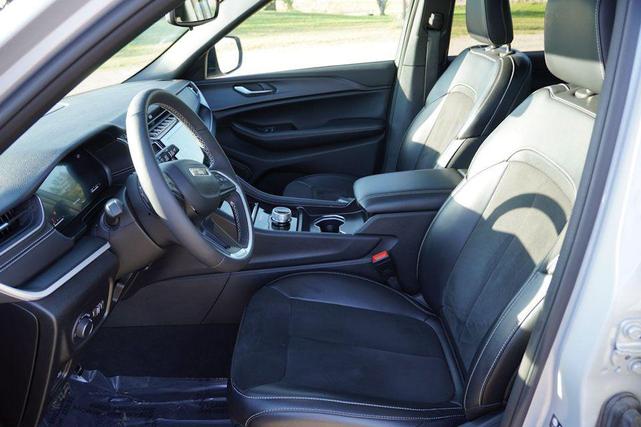 Photo of 2024 Silver Zynith Jeep Grand Cherokee