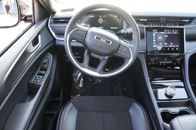 Photo of 2024 Silver Zynith Jeep Grand Cherokee