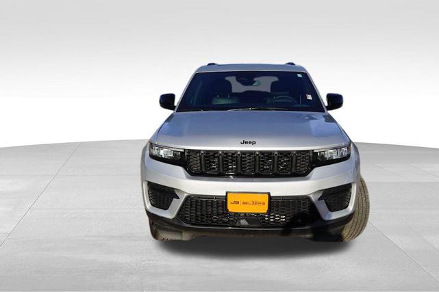 Photo of 2024 Silver Zynith Jeep Grand Cherokee