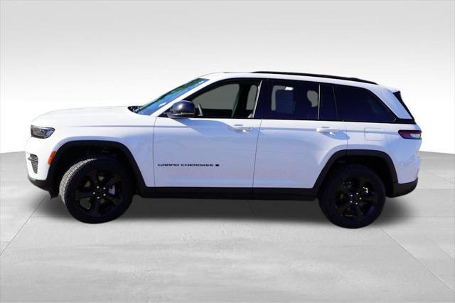 Photo of 2023 Bright White Clearcoat Jeep Grand Cherokee