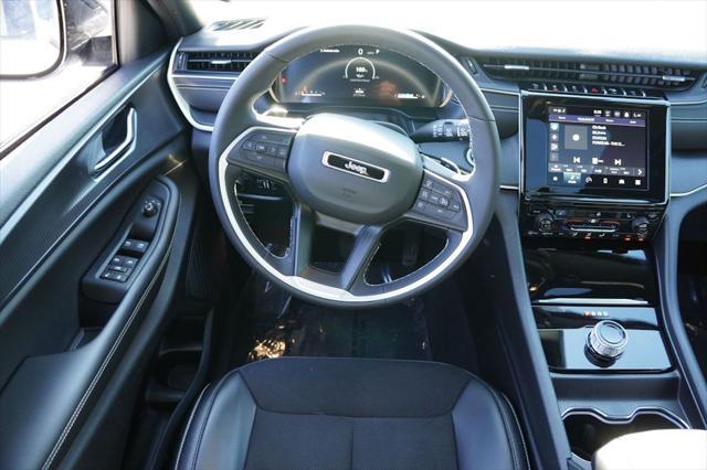 Photo of 2023 Bright White Clearcoat Jeep Grand Cherokee
