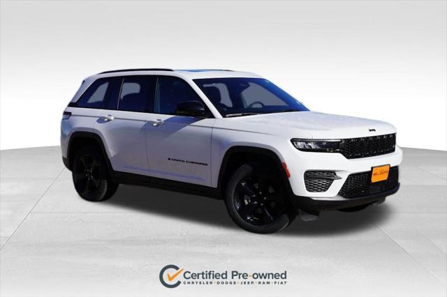 Photo of 2023 Bright White Clearcoat Jeep Grand Cherokee