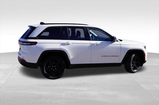 Photo of 2023 Bright White Clearcoat Jeep Grand Cherokee