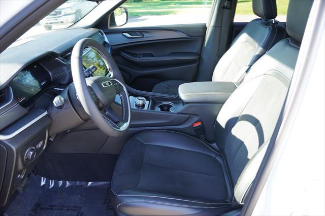 Photo of 2023 Bright White Clearcoat Jeep Grand Cherokee