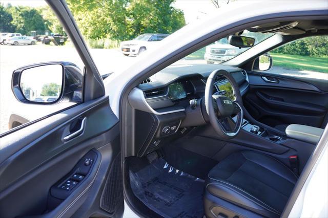 Photo of 2023 Bright White Clearcoat Jeep Grand Cherokee