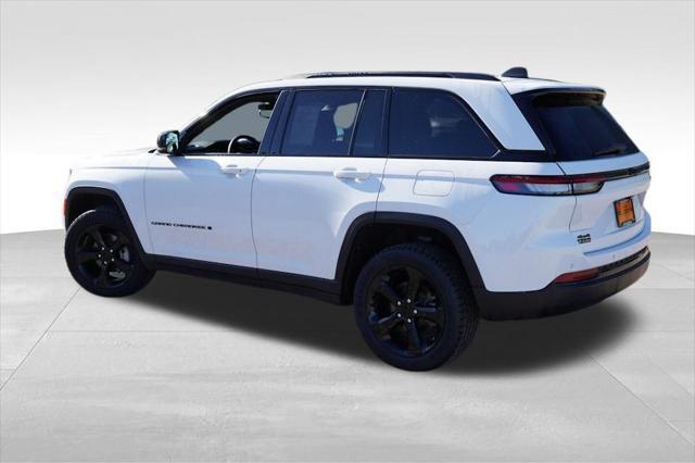Photo of 2023 Bright White Clearcoat Jeep Grand Cherokee