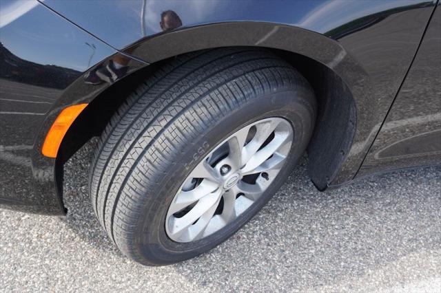 Photo of 2025 Diamond Black Crystal Pearlcoat Chrysler Pacifica