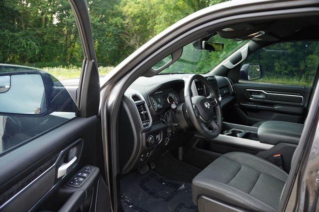 Photo of 2024 Granite Crystal Metallic Clearcoat RAM 1500