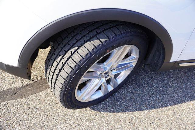 Photo of 2017 White Platinum Metallic Tri-Coat Ford Explorer