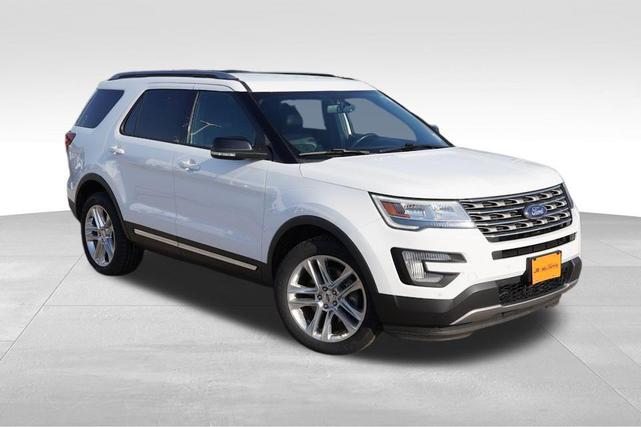 Photo of 2017 White Platinum Metallic Tri-Coat Ford Explorer