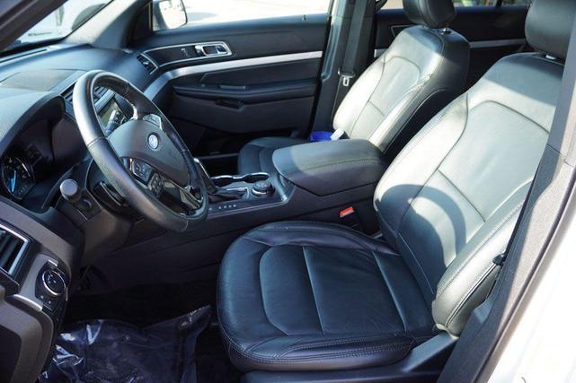 Photo of 2017 White Platinum Metallic Tri-Coat Ford Explorer