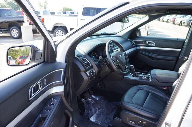 Photo of 2017 White Platinum Metallic Tri-Coat Ford Explorer
