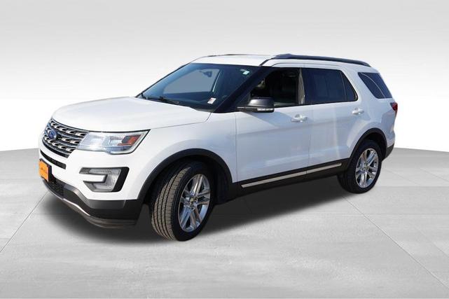 Photo of 2017 White Platinum Metallic Tri-Coat Ford Explorer