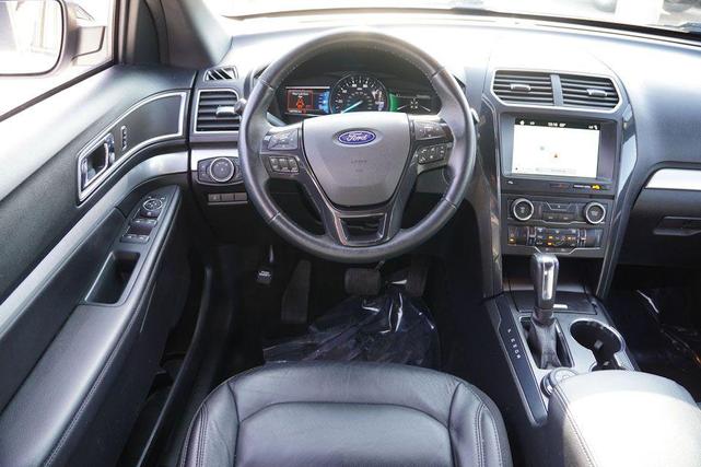 Photo of 2017 White Platinum Metallic Tri-Coat Ford Explorer