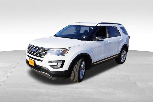 Photo of 2017 White Platinum Metallic Tri-Coat Ford Explorer
