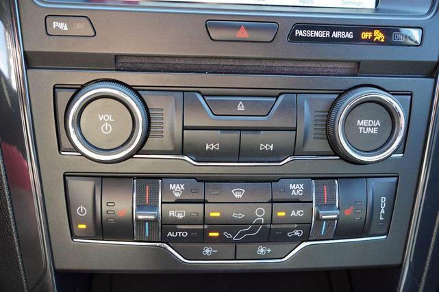 Photo of 2017 White Platinum Metallic Tri-Coat Ford Explorer