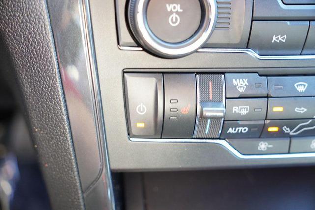 Photo of 2017 White Platinum Metallic Tri-Coat Ford Explorer
