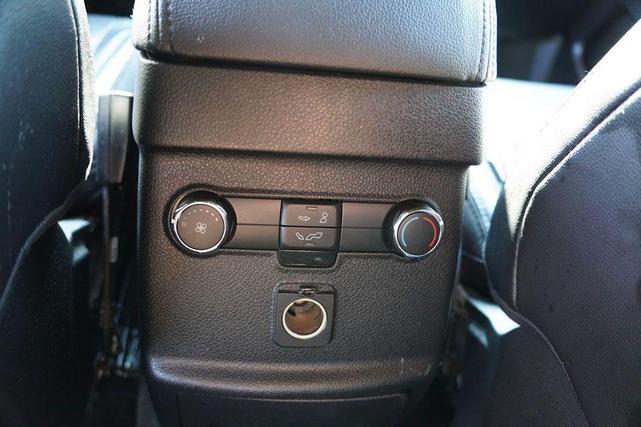 Photo of 2017 White Platinum Metallic Tri-Coat Ford Explorer