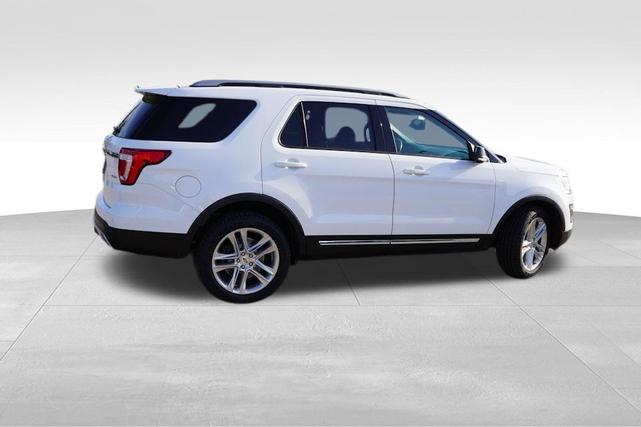 Photo of 2017 White Platinum Metallic Tri-Coat Ford Explorer