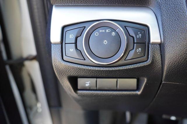 Photo of 2017 White Platinum Metallic Tri-Coat Ford Explorer