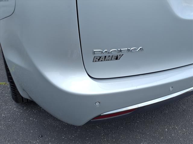 Photo of 2024 Silver Mist Clearcoat Chrysler Pacifica