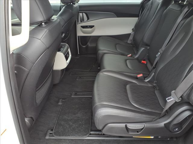 Photo of 2023 Snow White Pearl Kia Carnival