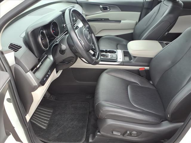 Photo of 2023 Snow White Pearl Kia Carnival