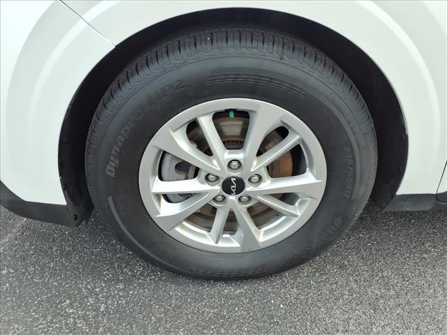 Photo of 2023 Snow White Pearl Kia Carnival