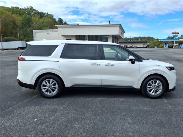 Photo of 2023 Snow White Pearl Kia Carnival
