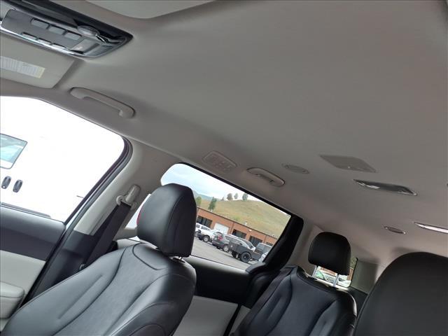 Photo of 2023 Snow White Pearl Kia Carnival