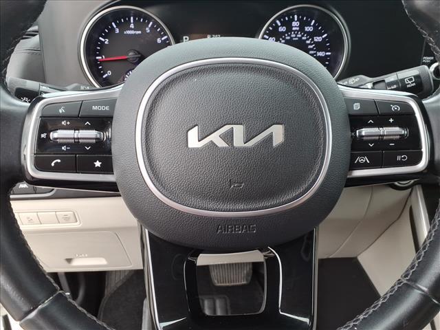 Photo of 2023 Snow White Pearl Kia Carnival