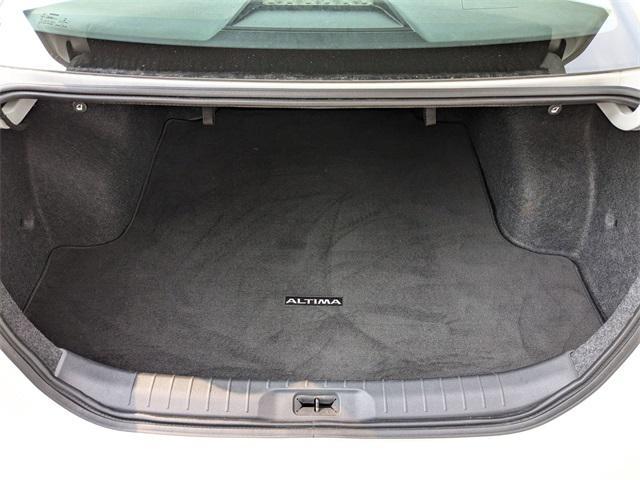 Photo of 2022 Glacier White Nissan Altima