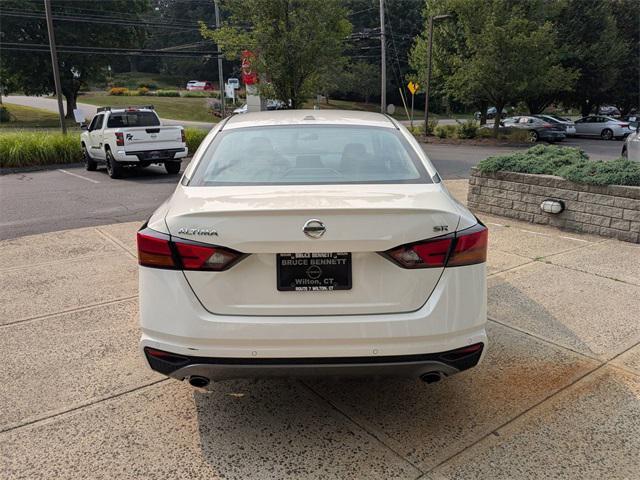 Photo of 2022 Glacier White Nissan Altima