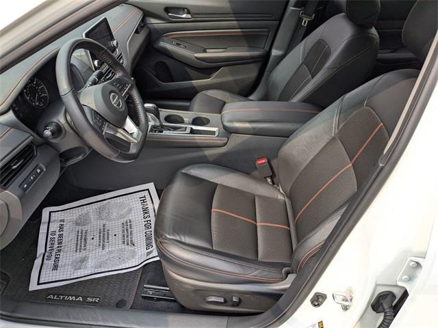 Photo of 2022 Glacier White Nissan Altima