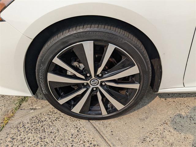 Photo of 2022 Glacier White Nissan Altima