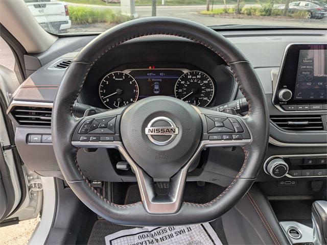 Photo of 2022 Glacier White Nissan Altima