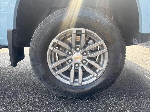 Photo of 2025 Snowdrift Metallic Chevrolet Colorado