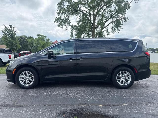 Photo of 2023 Brilliant Black Crystal Pearlcoat Chrysler Pacifica