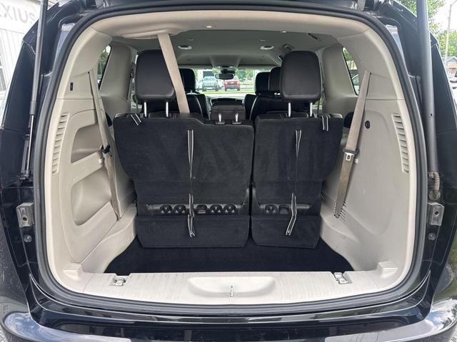 Photo of 2023 Brilliant Black Crystal Pearlcoat Chrysler Pacifica