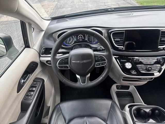 Photo of 2023 Brilliant Black Crystal Pearlcoat Chrysler Pacifica