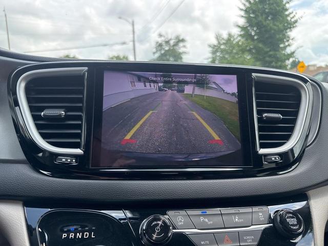 Photo of 2023 Brilliant Black Crystal Pearlcoat Chrysler Pacifica