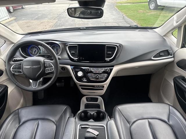Photo of 2023 Brilliant Black Crystal Pearlcoat Chrysler Pacifica