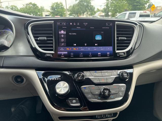 Photo of 2023 Brilliant Black Crystal Pearlcoat Chrysler Pacifica